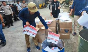 KPU Tangsel Musnahkan Puluhan Ribu Surat Suara Rusak di Gudang Logistik.(eka) HitzSerpong.com