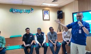 Kepala DPMPTSP Kota Tangsel, Maulana Prayoga sedang memaparkan materi investasi.(eka) HitzSerpong.com