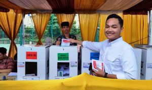 Rivo Derry Kumara sedang salurkan hak pilihnya.(eka) HitzSerpong.com