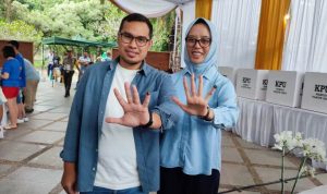 Wakil Wali Kota Tangsel Pilar Saga dan istri pamer jari kelingking usai nyoblos di TPS 28 Pakulonan.(Eka) HitzSerpong.com