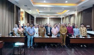 Wali Kota Tangsel, Benyamin Davnie bersama pelaku pariwisata.(eka) HitzSerpong.com