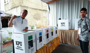 Wali Kota Tangsel Lakukan Pencoblosan di TPS 19 Lengkong Karya.(eka)