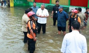 Wali Kota Tangsel, Benyamin Davnie memantau banjir di Pondok Aren saat Pemilu 2024.(ist) HitzSerpong.com