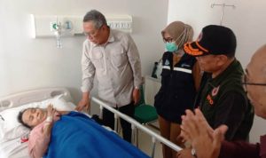 Wali Kota Tangsel, Benyamin Davnie jenguk korban kecelakaan bus asal Ciputat Timur di Palimanan.(ist) HitzSerpong.com