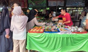 Keseruan Berburu Takjil di Batan Indah Tangsel.(eka) HitzSerpong.com
