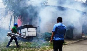 PT Indah Kiat Pulp and Paper (IKPP) Tangerang melakukan pengasapan atau fogging di sejumlah pemukiman rawan penyerbaran DBD.(ist) HitzSerpong.com