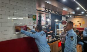 Bapenda Pasang Stiker Belum Bayar Pajak di Resto Delico Bandara Soetta.(Ist) HitzSerpong.com