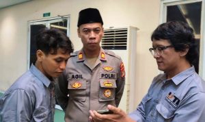 Kasi Humas Polres Tangsel, AKP Agil bersama pewarta.(eka) HitzSerpong.com