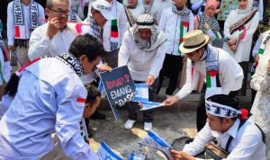 Civitas akademika UMJ sedang membakar bendera Israel pada aksi bela Palestina.(eka) HitzSerpong.com
