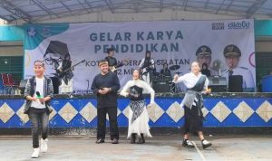 Kepala Dikbud Tangsel, Deden Deni ikut bernyanyi bersama Elbaz Band SMPN 11 Tangsel.(eka) HitzSerpong.com