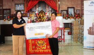 Sambut Waisak, WOM Finance Berikan Bantuan ke Vihara Amaravati Karawaci.(eka) HitzSerpong.com