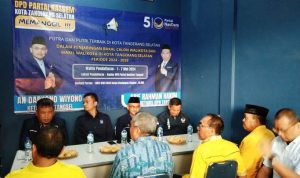 Situasi saat Benyamin Davnie mengembalikan formulir ke DPD Partai Nasdem Tangsel.(ist) HitzSerpong.com