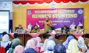 Wali Kota Tangsel, Benyamin Davnie saat memaparkan materi rembuk stunting di Pondok Aren.(ist) HitzSerpong.com