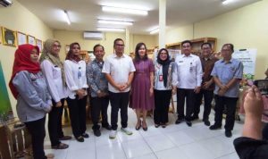 Wakil Wali Kota Tangsel, Pilar Saga Ichsan saat foto bersama di Gerai UMKM Bina Indah Lestari.(eka) HitzSerpong.com