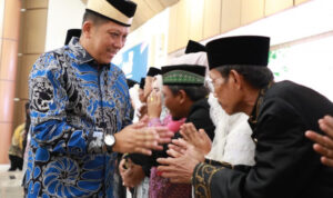 Pj Andi Ony beri ucapan selamat ke peserta nikah massal di GSG Pemkab Tangerang.(Ist) HitzSerpong.com