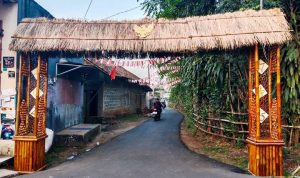 Jelang HUT ke-79 RI, Warga Caringin Antusias Hiasi Gapura.(MG) HitzSerpong.com