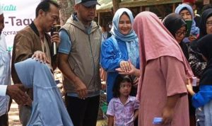Lurah Pakulonan, Dwi Santoso sedang memberikan santunan kepada anak yatim piatu di Pantai Lagundi.(ist) HitzSerpong.com