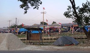 Panjat Pinang Menjadi Tradisi Warga Cadas dalam Memeriahkan HUT RI.(MG1) HitzSerpong.com