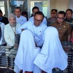 Wakil Menteri Investasi dan Hilirisasi, Todotua Pasaribu memberi makan bergizi gratis ke siswa SD.(eka) HitzSerpong.com