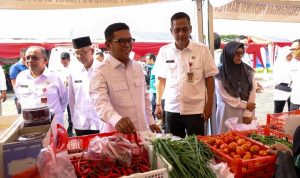 Gubernur Banten Andra Soni tinjau pasar murah.(ist) HitzSerpong.com