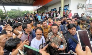 Gubernur Banten, Andra Soni meninjau program pemutihan pajak kendaraan bermotor di Serang.(ist) HitzSerpong.com