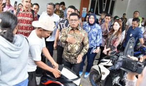 Gubernur Banten, Andra Soni meninjau program relaksasi di Samsat.(ist) HitzSerpong.com