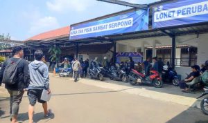 Warga sedang mengantre cek fisik di Samsat Serpong.(eka) HitzSerpong.com