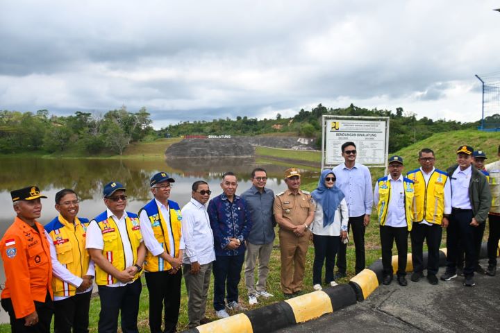 Tim Kunjungan Kerja Reses Komisi V DPR RI berfoto bersama usai peninjauan di Bendungan Binalatung, Tarakan, Kaltara.(dok: DPR RI) HitzSerpong.com