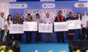 FIFGROUP Salurkan Bantuan Rp216 Juta untuk Enam Rumah Ibadah di Bandung.(Foto: Istimewa) HitzSerpong.com