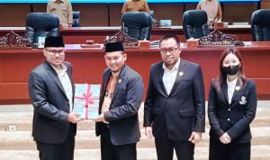 Wakil Ketua DPRD Tangsel serahkan dokumen reses kepada Wakil Wali Kota Pilar Saga Ichsan.(Foto: Istimewa) HitzSerpong.com
