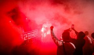Arsenal resmi juara Premier League 2025/2026 setelah menang 2-1 atas Crystal Palace. Ratusan AIS Tangerang rayakan kemenangan di Power Golf Alam Sutera. (Foto : HitzSerpong/Eka) hitzserpong.com