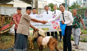 Berbagi di Hari Raya, ARYADUTA Lippo Village Salurkan Hewan Kurban.(Foto: Istimewa) hitzserpong.com