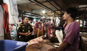 Sidak Pasar Serpong Jelang Iduladha, Pemkot Tangsel Sebut Harga Telur dan Ayam Naik.(Foto: Eka/HitzSerpong.com) hitzserpong.com