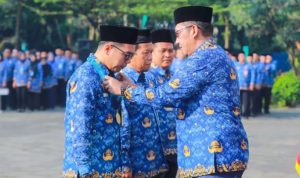 Sekda Tangsel Bambang Noertjahjo mengajak seluruh ASN memperkuat integritas, profesionalisme, dan disiplin kerja untuk membangun kepercayaan publik dan meningkatkan kualitas pelayanan masyarakat. (Ist) hitzserpong.com
