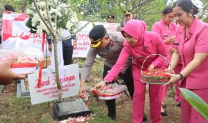 Polres Tangsel menggelar ziarah dan tabur bunga di makam personel Polri yang gugur dalam tugas sebagai rangkaian peringatan Hari Bhayangkara ke-80. (Dok Polda Metro Jaya) hitzserpong.com