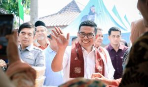 Gubernur Banten Andra Soni memuji semangat gotong royong warga Kampung Cengkok yang berhasil mengembangkan PAUD, taman baca, UMKM, serta menggelar Festival Muharram 1448 H. (ist) hitzserpong.com