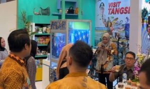 Booth Paviliun Pemkot Tangsel menjadi pusat perhatian di Indonesia City Expo APEKSI 2026 dengan produk UMKM, hiburan interaktif, dan kuliner khas daerah. (Ist) hitzserpong.com