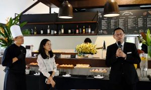 ARYADUTA Lippo Village menghadirkan Saturday Tropical Brunch mulai 1 Agustus 2026 dengan live cooking, kolam renang, hiburan, dan aktivitas keluarga di Tangerang.(HITZ SERPONG/Eka) hitzserpong.com