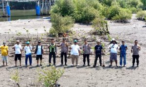 Aktivis Kalung tanam ribuan mangrove di Desa Muara, Teluknaga sebagai tanggul laut alami. Ini langkah konkret menjaga pesisir dan stabilitas iklim global.(Ist) hitzserpong.com