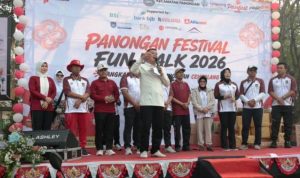 Bupati Tangerang Moch. Maesyal Rasyid lepas peserta Fun Walk di Panongan dalam rangka HUT ke-81 RI. Ribuan masyarakat ikut meriahkan acara. (Foto: Pemkab Tangerang) hitzserpong.com