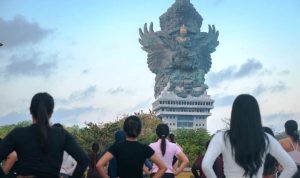 GWK Cultural Park semakin diminati sebagai destinasi wellness outdoor. Morning Mat Pilates bersama SAIA Pilates digelar di Plaza Wisnu dengan panorama Patung GWK. (Foto: Istimewa) hitzserpong.com