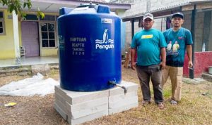 IKAPTK Kota Tangerang Selatan serahkan 3 toren penampungan air bersih ke Kranggan untuk meringankan warga terdampak kekeringan. Bantuan dipasang di RW 01 Kampung Koceak. (Foto: Istimewa) hitzserpong.com