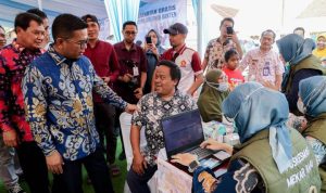 Gubernur Banten Andra Soni mengajak masyarakat Kecamatan Mauk, Kabupaten Tangerang, untuk terus meningkatkan kesadaran akan pentingnya menjaga kesehatan. (Foto: Istimewa) hitzserpong.com
