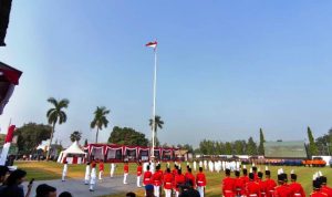 Wali Kota Tangsel Benyamin Davnie pimpin upacara HUT ke-81 RI di Batalyon Kavaleri 9. Ajak warga lanjutkan perjuangan dan beri kontribusi untuk daerah. (Foto: HITZ SERPONG/Eka) hitzserpong.com