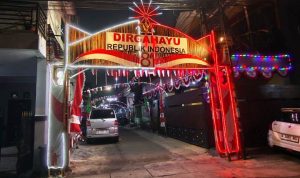 Warga RT 002 RW 12 Pakualam, Serpong Utara, sulap gang menjadi lorong merah putih untuk rayakan HUT ke-81 RI. Dekorasi gapura dan lampu LED mulai dipasang sejak Juli. (HITZ SERPONG/Eka) hitzserpong.com