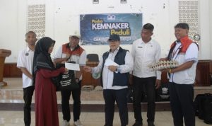 Kemnaker salurkan bantuan Rp119,7 juta untuk warga terdampak gempa di Pulau Flores berupa 250 paket sembako, 250 amplop santunan, dan 20 unit terpal. (Foto: Istimewa) hitzserpong.com