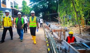 Pemkot Tangsel bangun turap 165 meter dan saluran air 429 meter di Grand Serpong untuk atasi banjir dan longsor. Target rampung Desember 2026. (Foto:Istimewa) hitzserpong.com