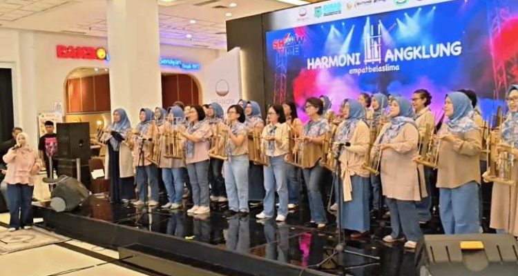 Harmoni Angklung XIV.5 Memikat Pengunjung Mal Teras Kota BSD.(Foto: HitzSerpong.com/Eka) hitzserpong.com